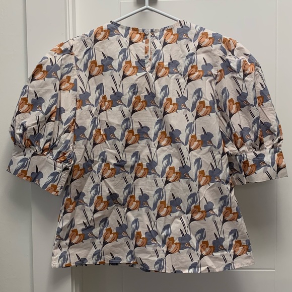 ‼️3/$30‼️ Floral blouse - Picture 2 of 3